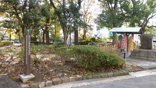 橋のたもとに、大空襲の追悼碑があります