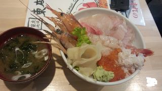 入りやすい雰囲気。海鮮丼もなかなか。