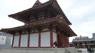 五重塔のすぐ後ろ（北側）にある金堂（本堂）です。