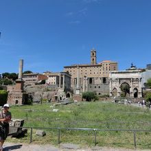 東側からの遠景。