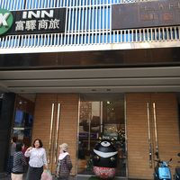 入り口は重い手動のドアです。