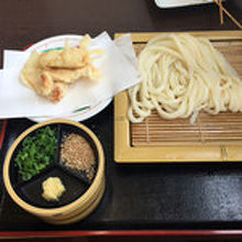 とり天付きのざるうどん。