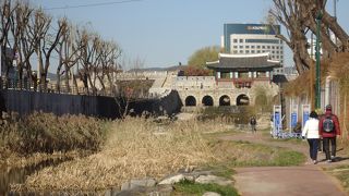 川べりを散歩しながら「華虹門」