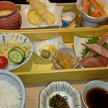 天ぷら小鉢の料理が沢山です