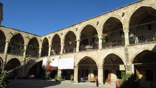 ラクダはいないはずなのに隊商？