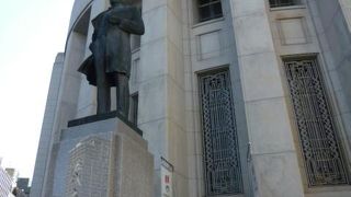 北浜のレトロな雰囲気を残すビル。