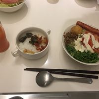 ビュッフェ式の朝ごはん。味噌汁もあります。