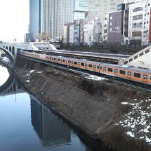 橋の上からは神田川やそばを走る中央線がよく見えます