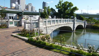 バラ園の中のヨーロッパ風の橋。