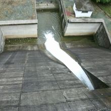 常用洪水吐から放水