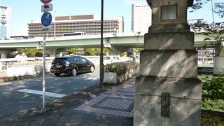 中央公会堂から梅田方面に向かって堂島川を渡る橋です。