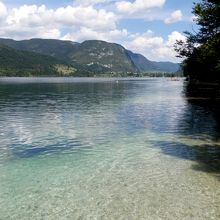 静かな湖が広がる