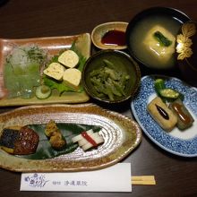 夕食の精進料理その1。　１回では写真に収まり切りません