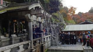 お願いするために多くの人が並んでいた。