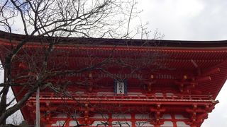 堂々とした屋根を持つ朱の門。