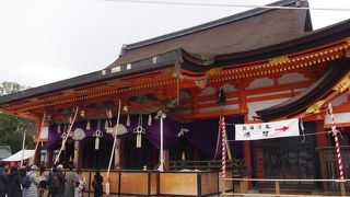 朱色の建物がきれいな神社