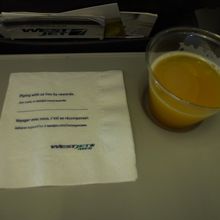 短距離ながら飲み物も出た。