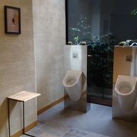 ロビートイレの便器の機能的？デザインに関心しました。