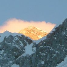 夕焼けの輝くエベレストの山頂（ゴラクシェプにて撮影）