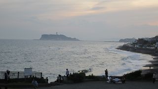 江の島を臨む夕暮れの景色