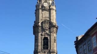 塔からの景色と教会を楽しむ