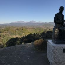 二の丸跡滝廉太郎像前（後方九重連山）