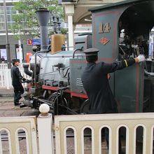 坊っちゃん列車の機関車が方向転換しています