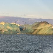 氷河のかけらが浮かぶ湖