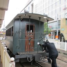 客車の向こうに見えるのが高島屋