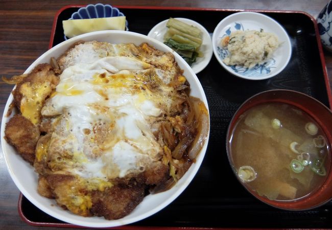 ソース味のたまごとじ煮かつ丼