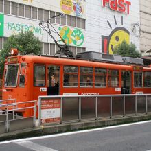 大街道電停に停車中の旧型路面電車