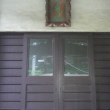 宋賢寺の本堂の正面と本堂の扉の上部に掲げられた額が見えます。