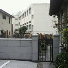 宋賢寺の本堂の左側には、比較的に大きな墓地区画があります。