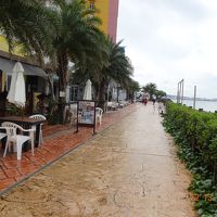 ビーチフロントにあるカフェやショップが徒歩圏