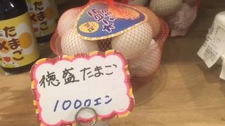 野菜や果物や卵も売っていました。