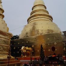 黄金に輝く仏塔