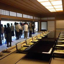 桐の間。全長12ｍの漆塗１枚板の座卓。調理は老舗料亭が当番で