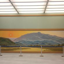 夕映えの間。東西の壁画は2.3×8.6ｍの綴れ織り。