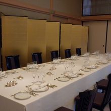 洋食のテーブルセッティング。藤の間の片隅に設えられていました