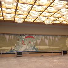 藤の間。壁面は3.1×16.6ｍの綴れ織り。