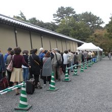 当日参観の行列。まだまだ伸びました。
