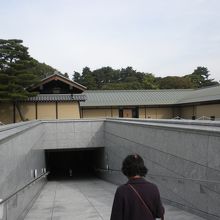 地下駐車場への入口