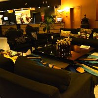 フロントとロビーは優雅な作り。