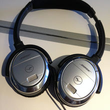 機内のヘッドフォンはBOSE！