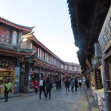 あちこちで見かける、この看板（右側）