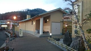 外観・館内はきれいで露天風呂も凝った作りなのですが