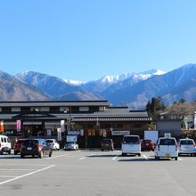 駅舎？の向こうに木曽駒ケ岳がよく見えました。