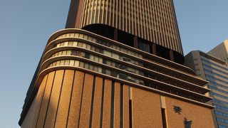 川沿いにそびえる大きな複合ビル