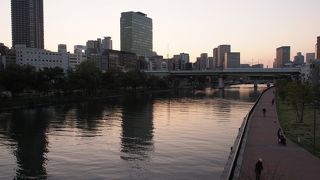 大阪を貫く大きな川
