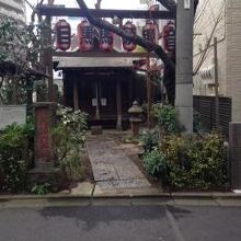 目黒銀座商店街の一角にこじんまりとして鎮座している